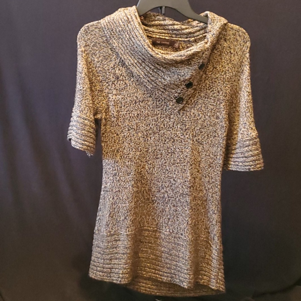 Gorgeous sweater w unique look